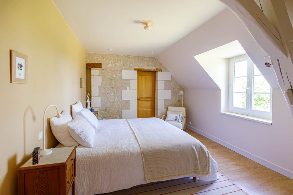 La sauvagère, chez Christophe et Vincent, chambre L’œdicnème, vu d'ensemble de la porte