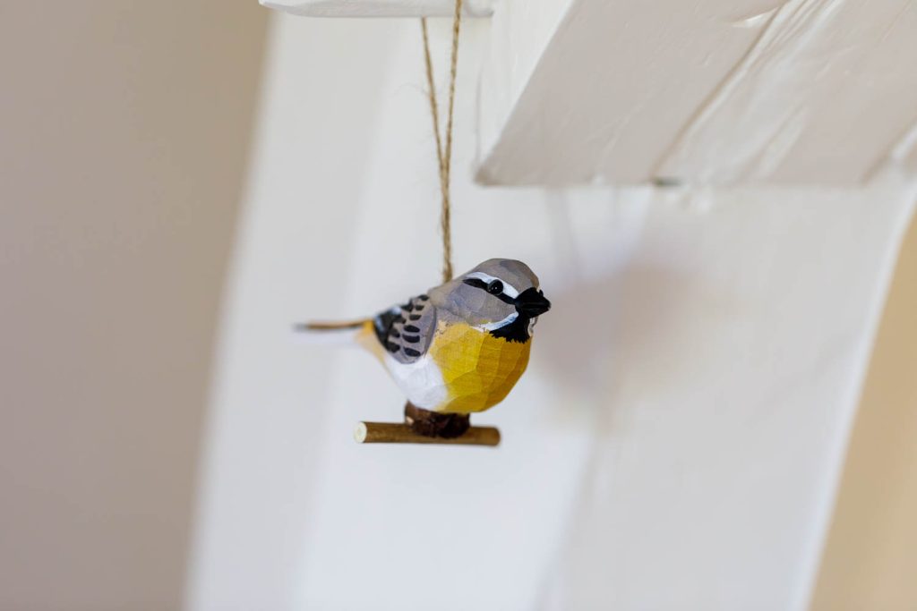 La sauvagère, chez Christophe et Vincent, Détail chambre Le chevreuil, petit mésange en bois