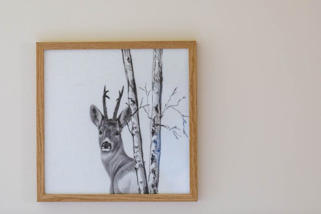La sauvagère, chez Christophe et Vincent, Détail chambre Le chevreuil, dessin d'un cerf, noir et blanc