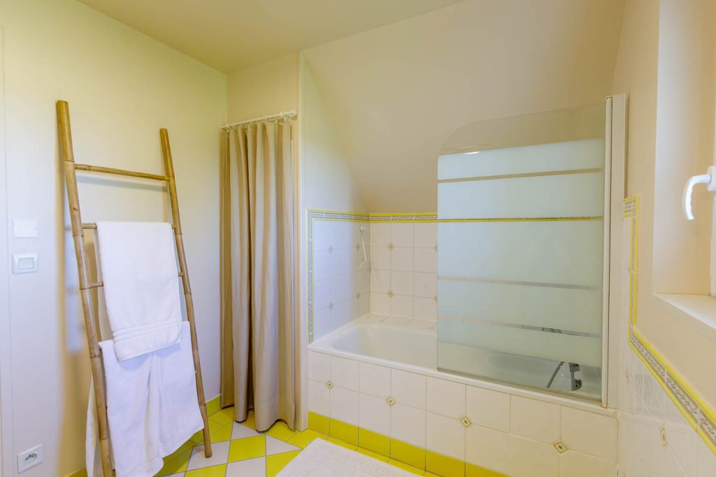 La sauvagère, chez Christophe et Vincent, Salle de bain chambre Le chevreuil