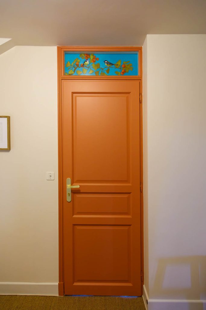 La sauvagère, chez Christophe et Vincent, Porte de la chambre Le chevreuil avec dessin de mésanges sur la fenêtre supérieure