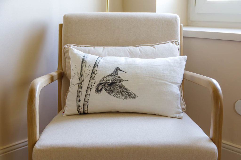 La sauvagère, chez Christophe et Vincent, coussin avec oiseau