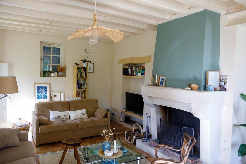 La sauvagère, chez Christophe et Vincent, le salon avec cheminée, jeux de société et livres