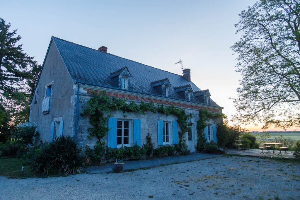 La maison principale de la sauvagère à l'aube.