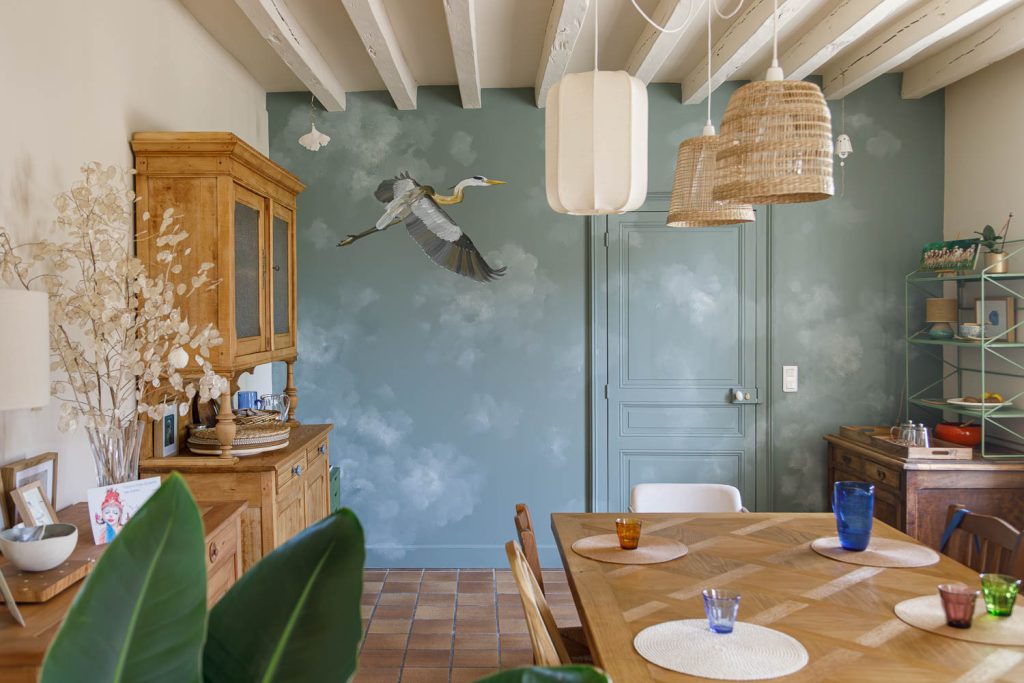 La sauvagère, chez Christophe et Vincent, la salle à manger avec le héron par Angélique Landrin
